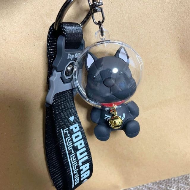 黒　宇宙飛行士のようにカプセルを被った犬のキーホルダー　ストラップ　チャーム レディースのファッション小物(キーホルダー)の商品写真