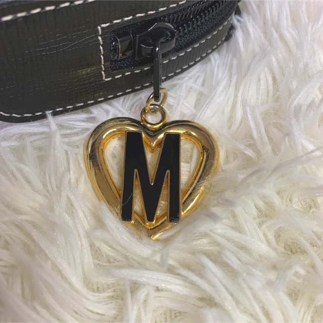 MOSCHINO(モスキーノ)のMOSCHINOモスキーノトートショルダー バッグレディース ハートチャーム黒 レディースのバッグ(ショルダーバッグ)の商品写真