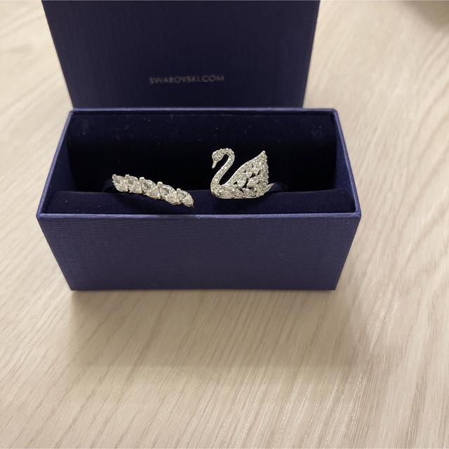 SWAROVSKI(スワロフスキー)のスワロフスキー　スワン　バングル レディースのアクセサリー(ブレスレット/バングル)の商品写真