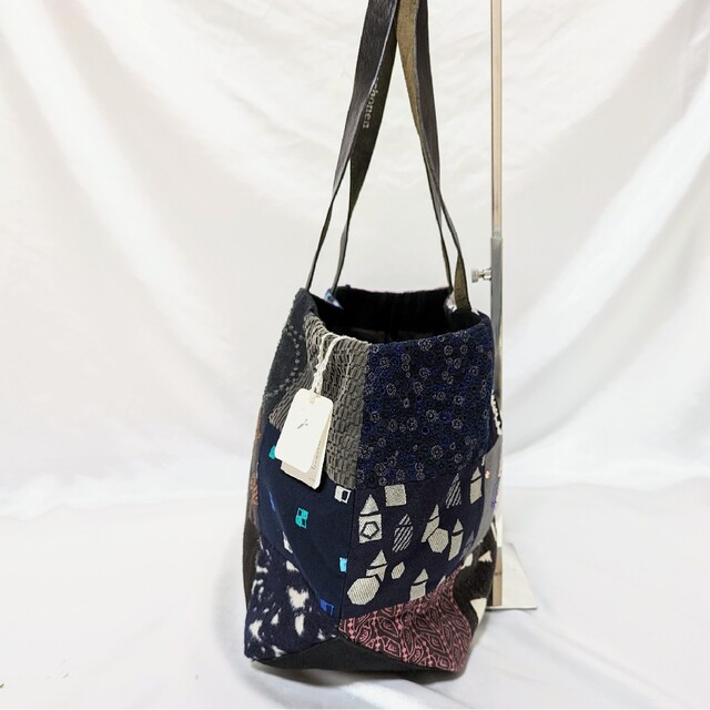 mina perhonen(ミナペルホネン)の未使用 ミナペルホネン ピースバッグ トートバッグ パッチワーク レザー 黒 レディースのバッグ(トートバッグ)の商品写真