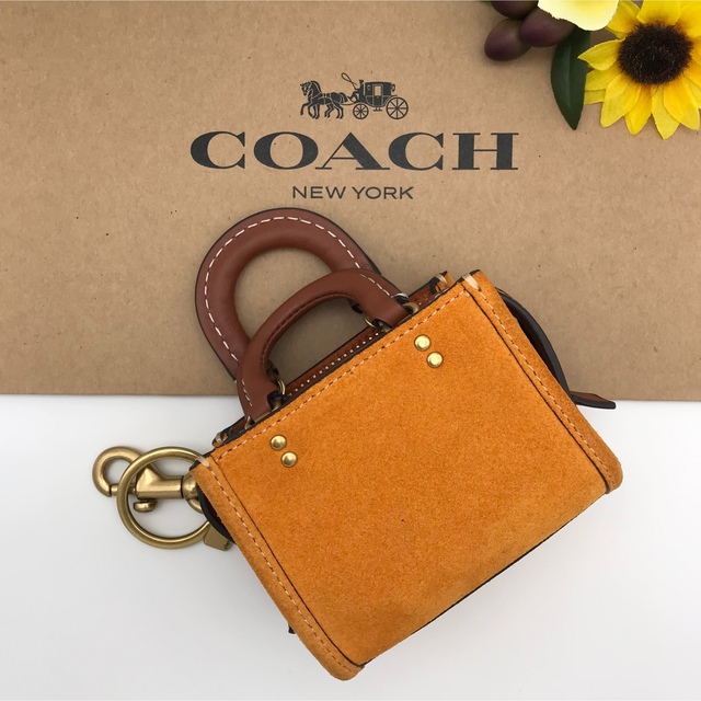 COACH(コーチ)のCOACH チャーム ★大人気★ ミニ ローグ バッグ チャーム パパイヤ 新品 レディースのファッション小物(キーホルダー)の商品写真