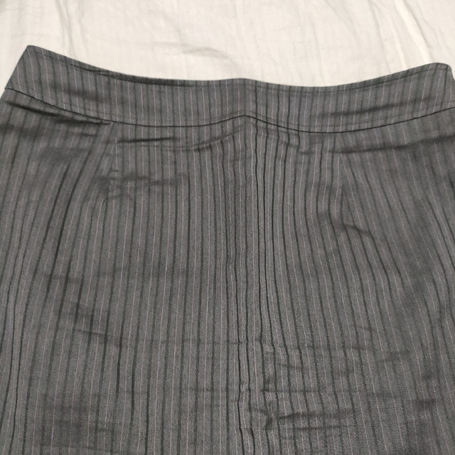 訳あり　ViVi　スカート　グレー　ストライプ レディースのスカート(ひざ丈スカート)の商品写真