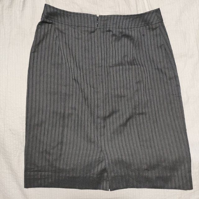 訳あり　ViVi　スカート　グレー　ストライプ レディースのスカート(ひざ丈スカート)の商品写真