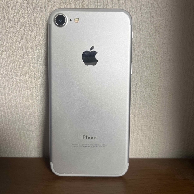 iPhone(アイフォーン)のiPhone7 32G ホワイト スマホ/家電/カメラのスマートフォン/携帯電話(スマートフォン本体)の商品写真