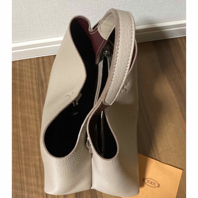 TOD'S(トッズ)のTOD’S トッズ  マイクロレザーハンドバッグ ベージュ#タイムレス レディースのバッグ(ハンドバッグ)の商品写真