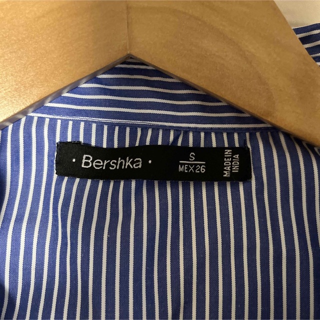 Bershka(ベルシュカ)のストライプフラワー刺繍シャツ レディースのトップス(シャツ/ブラウス(長袖/七分))の商品写真