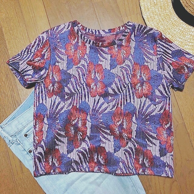 ZARA(ザラ)のハイビスカス柄Tシャツ レディースのトップス(Tシャツ(半袖/袖なし))の商品写真