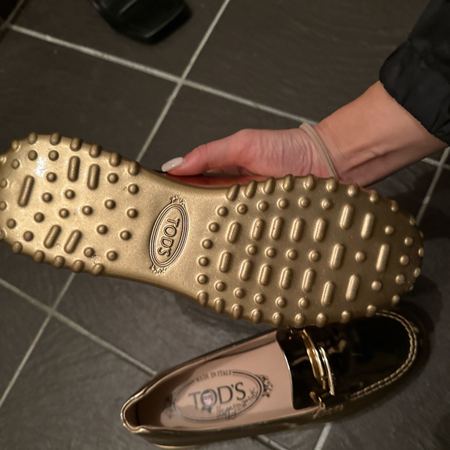 TOD'S(トッズ)のトッズ　ゴールド　ローファー　試着のみ　351/2 23センチ レディースの靴/シューズ(ローファー/革靴)の商品写真