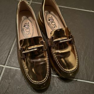 トッズ(TOD'S)のトッズ　ゴールド　ローファー　試着のみ　351/2 23センチ(ローファー/革靴)