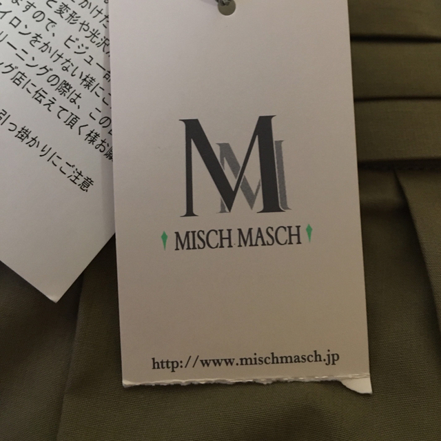 MISCH MASCH(ミッシュマッシュ)の【新品】ミッシュマッシュ　スカート  カーキ　ビジュー レディースのスカート(ひざ丈スカート)の商品写真