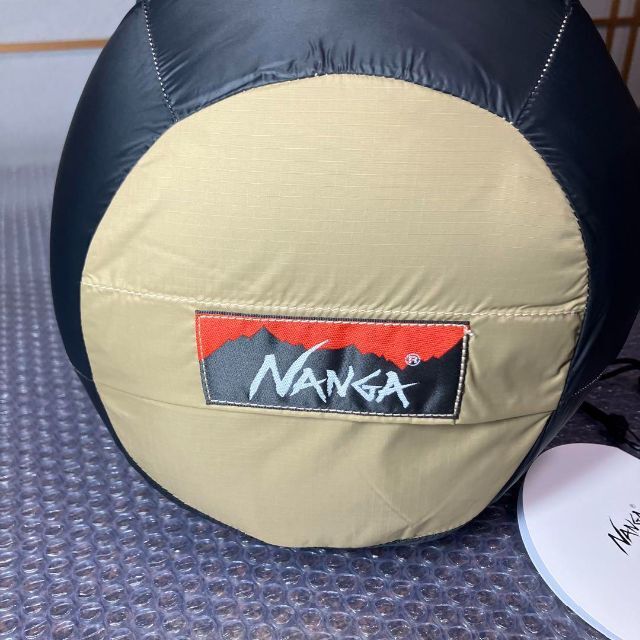 NANGA(ナンガ)の新品格安 NANGA ナンガ シュラフ 寝袋 1000DX ベージュ スポーツ/アウトドアのアウトドア(寝袋/寝具)の商品写真