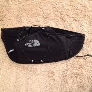 ザノースフェイス(THE NORTH FACE)の【新品未使用✨】ノースフェイス ボトルホルダー ウエストポーチ(ボディバッグ/ウエストポーチ)