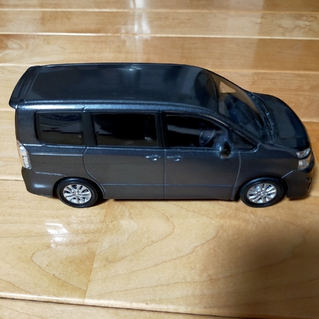 トヨタ(トヨタ)のトヨタ TOYOTA ヴォクシー VOXYサンプルカラー1/24 グレー エンタメ/ホビーのおもちゃ/ぬいぐるみ(ミニカー)の商品写真