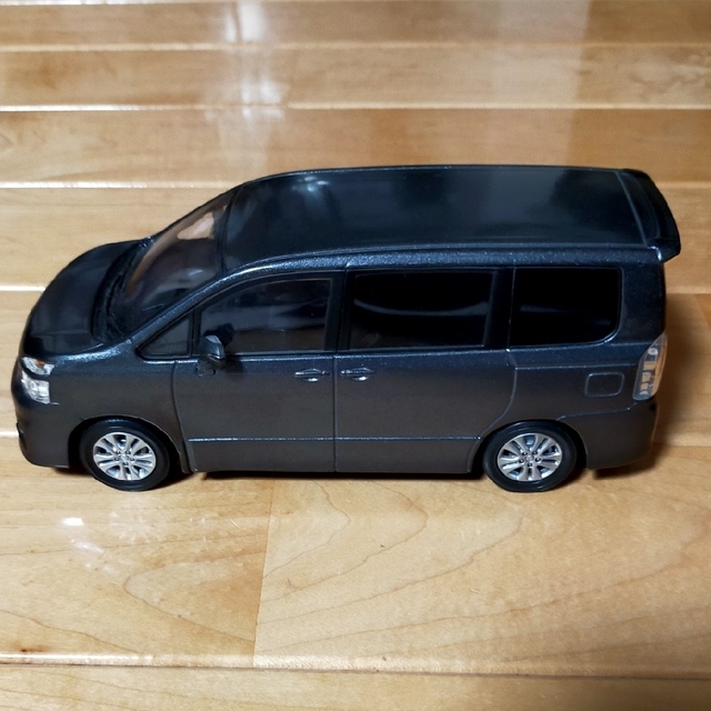 トヨタ(トヨタ)のトヨタ TOYOTA ヴォクシー VOXYサンプルカラー1/24 グレー エンタメ/ホビーのおもちゃ/ぬいぐるみ(ミニカー)の商品写真