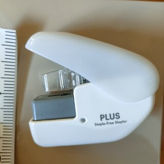 プラス(PLUS)のペーパークリンチ　針を使わないホッチキス(オフィス用品一般)