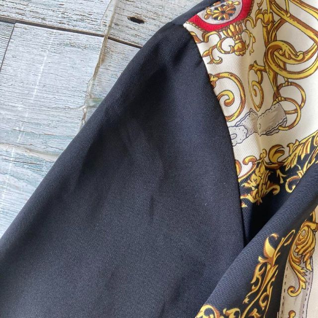 昭和レトロスカーフ柄ブラウス派手柄オープンカラーブラック古着b レディースのトップス(シャツ/ブラウス(長袖/七分))の商品写真