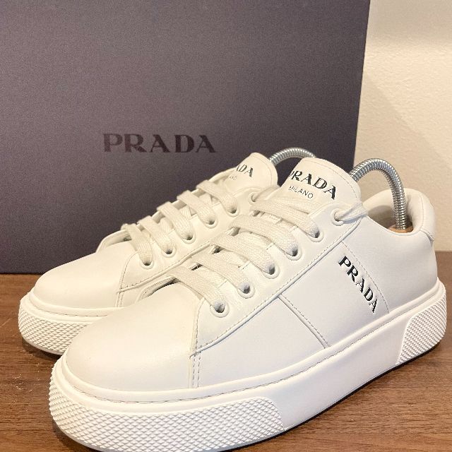 PRADA ホワイトスニーカー