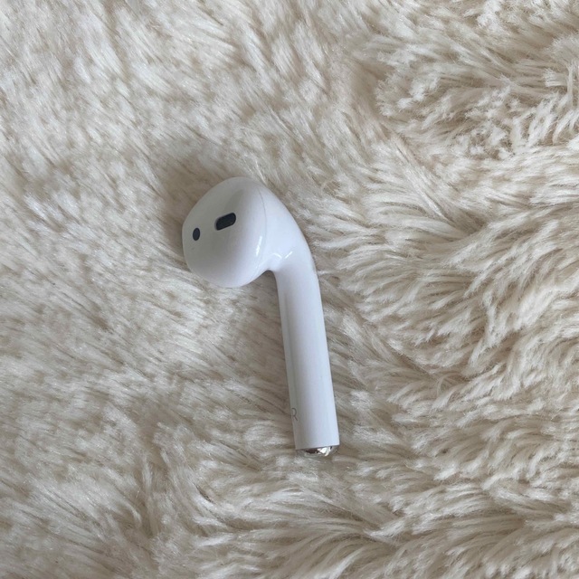 Apple(アップル)のAirPods 1世代 右  スマホ/家電/カメラのオーディオ機器(ヘッドフォン/イヤフォン)の商品写真