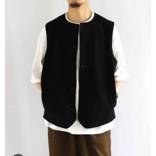 コモリ(COMOLI)のCONFECT クルーネックベスト　Crew Neck Vest(ベスト)