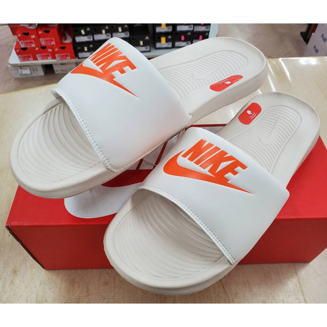 NIKE(ナイキ)のNIKEナイキ ビクトリーワンスライド 27.0cm シャワーサンダル ベナッシ メンズの靴/シューズ(サンダル)の商品写真