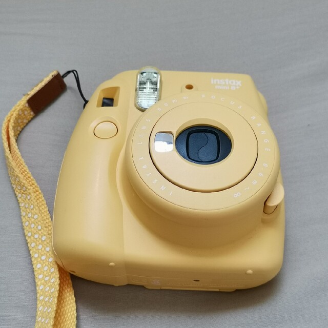 富士フイルム(フジフイルム)の富士フイルム instax mini8 プラス イエロー スマホ/家電/カメラのカメラ(フィルムカメラ)の商品写真