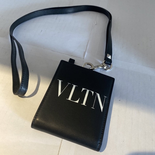 VALENTINO(ヴァレンティノ)のVALENTINO 二つ折り財布 ストラップ付き メンズのファッション小物(折り財布)の商品写真