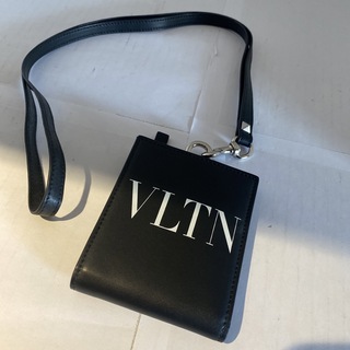 ヴァレンティノ(VALENTINO)のVALENTINO 二つ折り財布 ストラップ付き(折り財布)