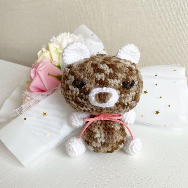 居眠りクマさん あみぐるみ かわいい プレゼント ギフト お祝い キーホルダー ハンドメイドのぬいぐるみ/人形(あみぐるみ)の商品写真