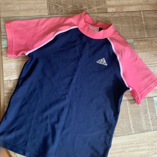 アディダス(adidas)のadidas 半袖ラッシュガード ネイビー×ピンク 140男女兼用美品(水着)