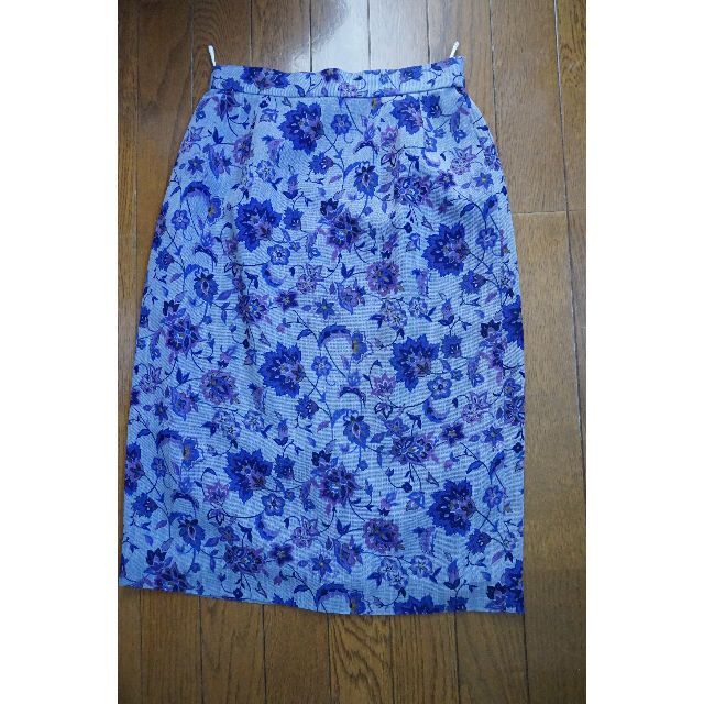 H５　タイトスカート　紫　花柄 レディースのスカート(ひざ丈スカート)の商品写真