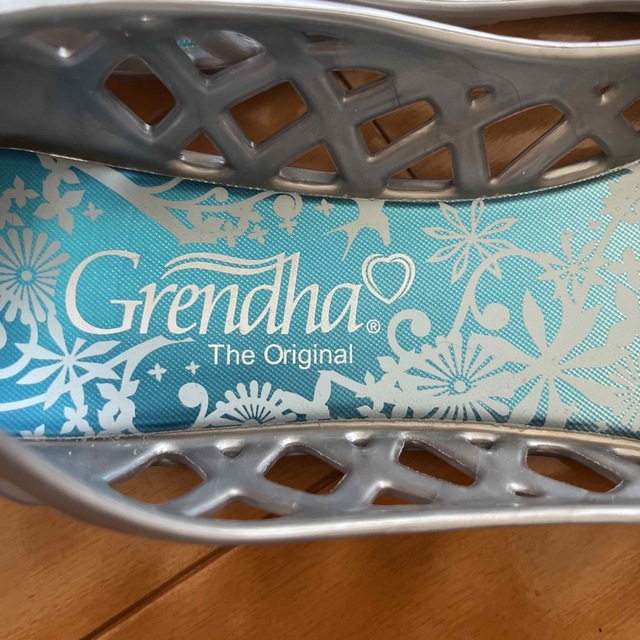 grendha(グレンダ)のグレンダ シルバー 23.5 タグ付き レディースの靴/シューズ(サンダル)の商品写真