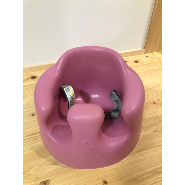 Bumbo(バンボ)のバンボ　ベルト付　ピンク キッズ/ベビー/マタニティの授乳/お食事用品(その他)の商品写真