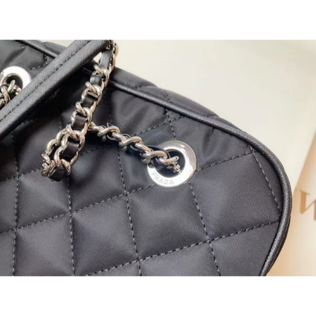 PRADA - セール!美品!PRADA キルティングナイロン チェーン