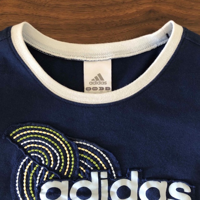 adidas(アディダス)のアディダス【中古】Ｔシャツ　紺　Ｌ　アップリケ　刺繍 レディースのトップス(Tシャツ(半袖/袖なし))の商品写真