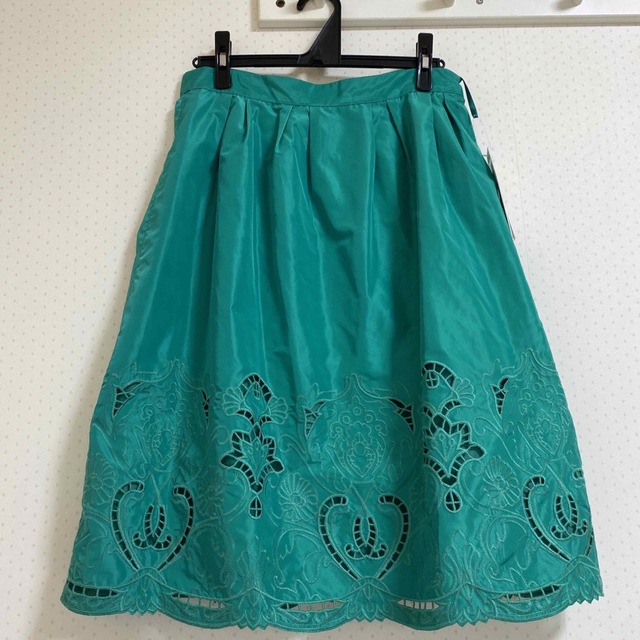 お値下げ❣️スーパービューティー　カットワークのスカート　新品未使用　４４