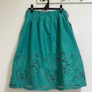 お値下げ❣️スーパービューティー　カットワークのスカート　新品未使用　４４(ひざ丈スカート)