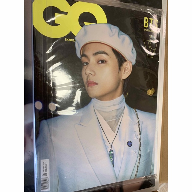 防弾少年団(BTS)(ボウダンショウネンダン)のBTS テテ V 写真集　DICON DFESTA/GQ KOREA エンタメ/ホビーのタレントグッズ(アイドルグッズ)の商品写真