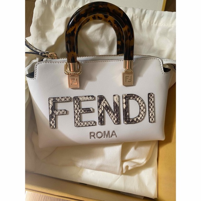 FENDI　バイザウェイミニ　ホワイトレザーレディース