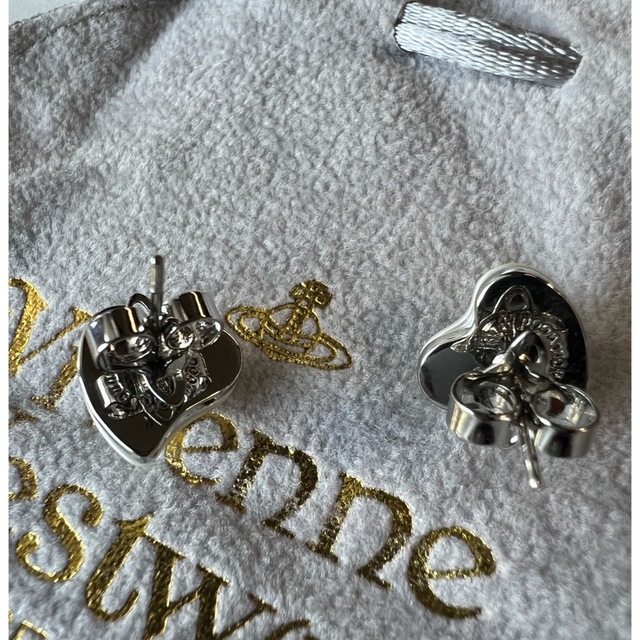 Vivienne Westwood(ヴィヴィアンウエストウッド)の【新品】viviennewestwood ハート　両耳ピアス レディースのアクセサリー(ピアス)の商品写真