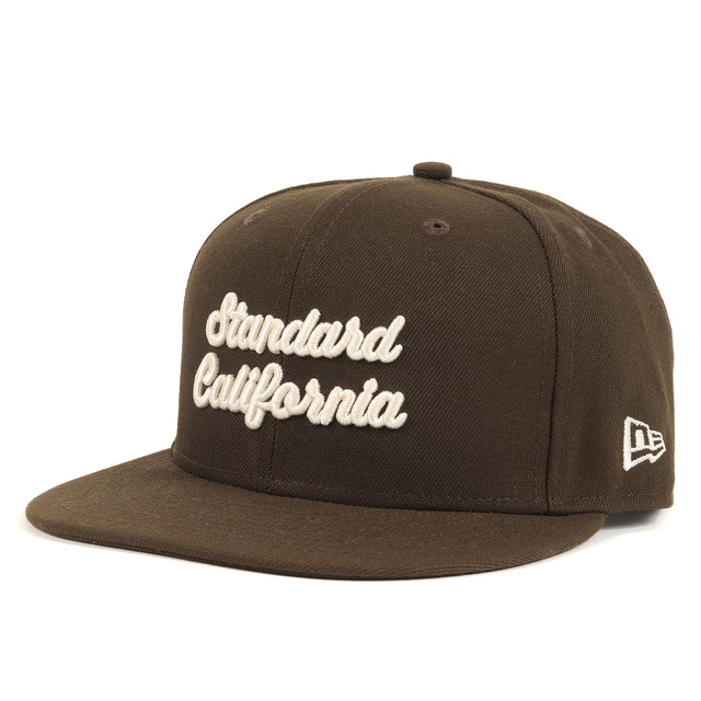 STANDARD CALIFORNIA(スタンダードカリフォルニア)のSTANDARD CALIFORNIA スタンダードカリフォルニア キャップ NEW ERA ニューエラ スクリプト ロゴ エンブロイダリー ベースボールキャップ SD 59Fifty Logo Cap 22AW 帽子 ブラウン 7 1/2(59.6cm) 【メンズ】【中古】【美品】 メンズの帽子(キャップ)の商品写真