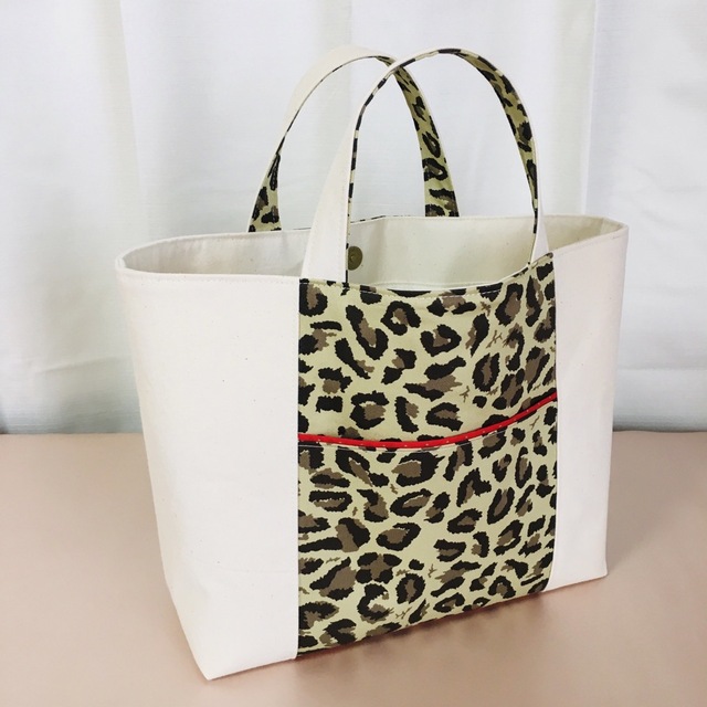 ヒョウ柄レオパード両面ポケットトートバッグ(カーキ/赤/生成り)＊ハンドメイド ハンドメイドのファッション小物(バッグ)の商品写真