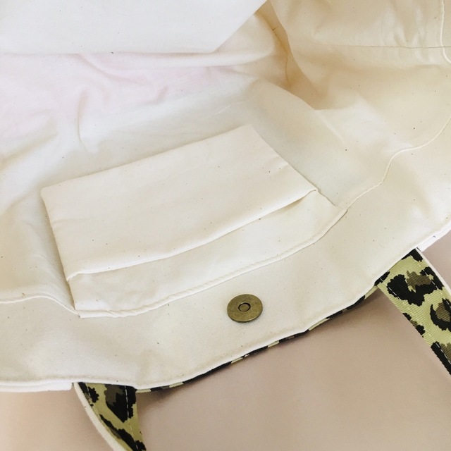 ヒョウ柄レオパード両面ポケットトートバッグ(カーキ/赤/生成り)＊ハンドメイド ハンドメイドのファッション小物(バッグ)の商品写真