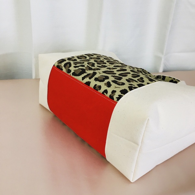 ヒョウ柄レオパード両面ポケットトートバッグ(カーキ/赤/生成り)＊ハンドメイド ハンドメイドのファッション小物(バッグ)の商品写真