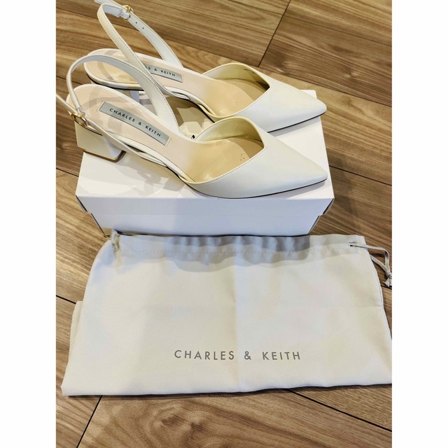 Charles and Keith(チャールズアンドキース)のCHARLES & KEITH】ホワイト　サンダル　37/23.5cm レディースの靴/シューズ(サンダル)の商品写真