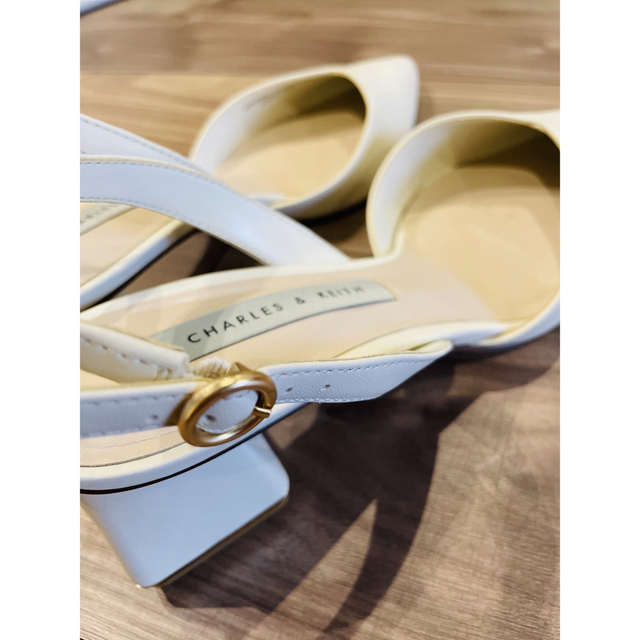 Charles and Keith(チャールズアンドキース)のCHARLES & KEITH】ホワイト　サンダル　37/23.5cm レディースの靴/シューズ(サンダル)の商品写真