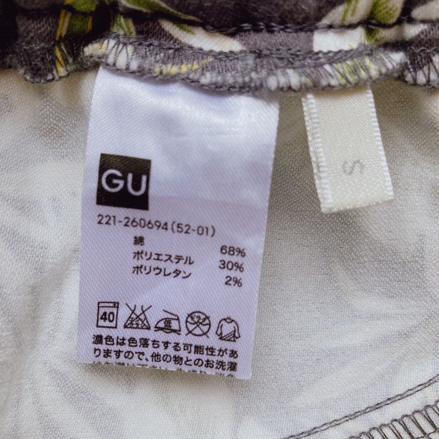 GU(ジーユー)のGU 花柄 ボタニカル ストレッチ スキニーパンツ M. レディースのパンツ(スキニーパンツ)の商品写真