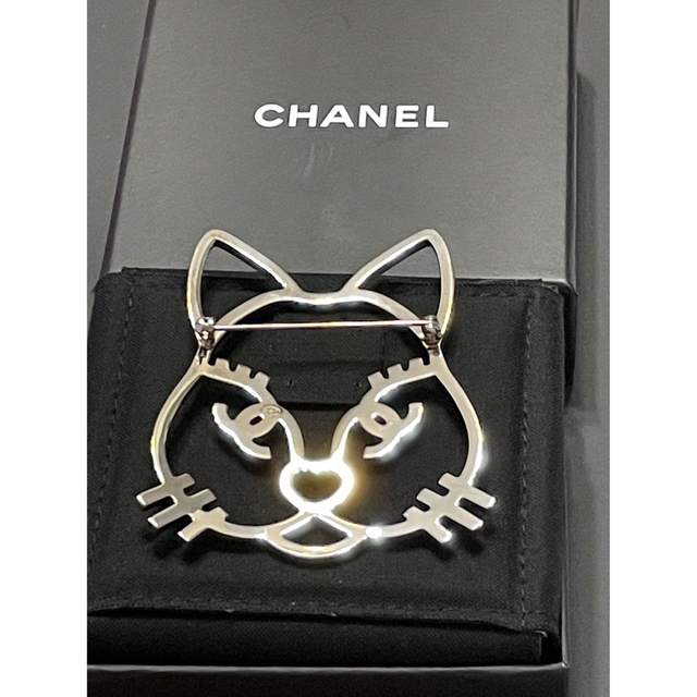 CHANEL(シャネル)の激レア　限定　CHANEL シャネル　シュペット　ブローチ　ココマーク　新品　猫 レディースのアクセサリー(ブローチ/コサージュ)の商品写真