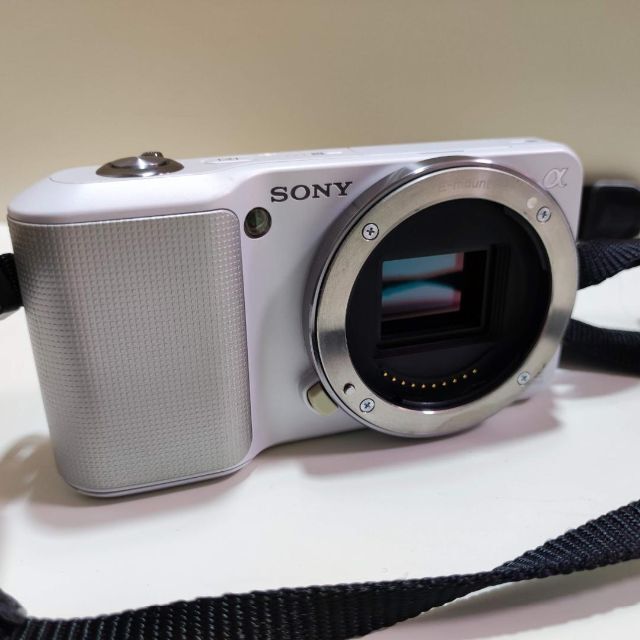 Sony α NEX-3D、ダブルレンズキット、ホワイト、チルト可動液晶 スマホ/家電/カメラのカメラ(ミラーレス一眼)の商品写真