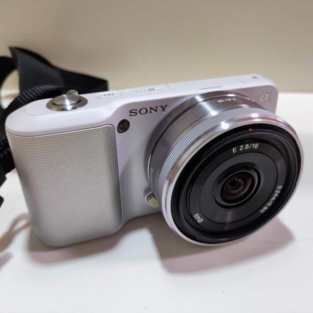 Sony α NEX-3D、ダブルレンズキット、ホワイト、チルト可動液晶 スマホ/家電/カメラのカメラ(ミラーレス一眼)の商品写真