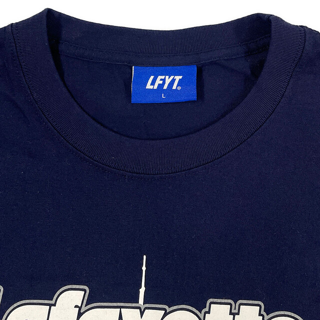 Lafayette(ラファイエット)のLAFAYETTE ラファイエット × SAMPLES 前面プリント 半袖Ｔシャツ ネイビー サイズL 正規品 / B3672 メンズのトップス(Tシャツ/カットソー(半袖/袖なし))の商品写真